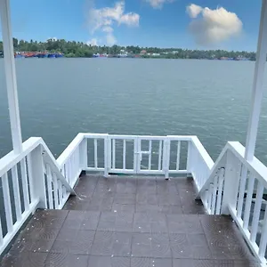 https://quilon-lake-inn.kerala-hotels.net